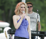 Kellie Pickler helps out
