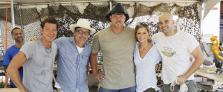 Trace Adkins lends a hand!