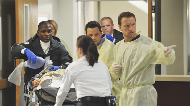 GREY'S ANATOMY - "Life During Wartime" - Lexie, Alex and Owen receive a new trauma, on "Grey's Anatomy," THURSDAY, OCTOBER 30 (9:00-10:01 p.m., ET) on the ABC Television Network. (ABC/ERIC MCCANDLESS) CHYLER LEIGH, JUSTIN CHAMBERS, KEVIN MCKIDD