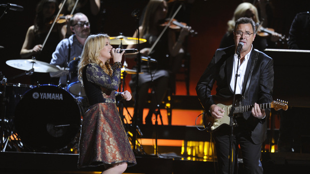THE 46TH ANNUAL CMA AWARDS - THEATRE - "The 46th Annual CMA Awards" airs live THURSDAY, NOVEMBER 1 (8:00-11:00 p.m., ET) on ABC live from the Bridgestone Arena in Nashville, Tennessee. (ABC/KATHERINE BOMBOY-THORNTON)KELLY CLARKSON, VINCE GILL