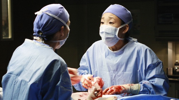 GREY'S ANATOMY - "In The Midnight Hour" - Meredith, Cristina and Bailey come to Lexie and Sadie's rescue when a routine surgery goes horribly wrong, on "Grey's Anatomy," THURSDAY, NOVEMBER 20 (9:00-10:01 p.m., ET) on the ABC Television Network.  (ABC/RON TOM) ELLEN POMPEO, SANDRA OH, MELISSA GEORGE