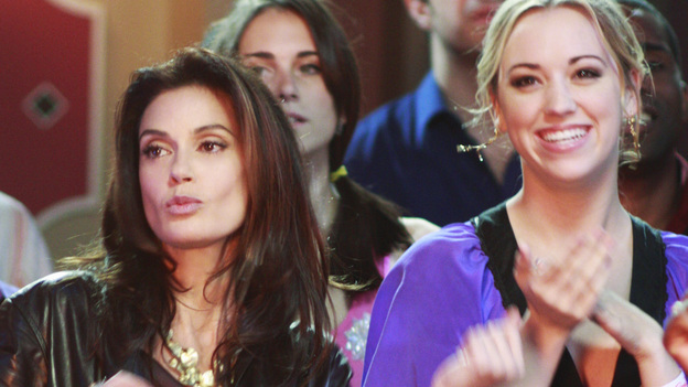 DESPERATE HOUSEWIVES - "City on Fire" - Julie and Susan cheer on the music bands.