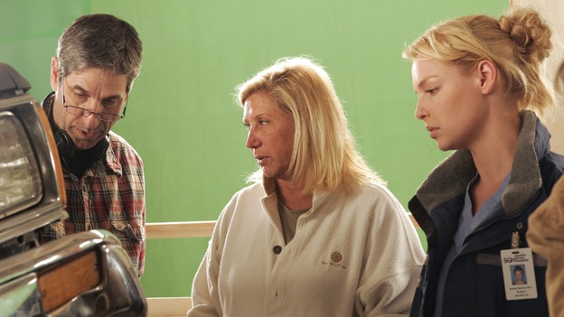 GREY'S ANATOMY - "Walk on Water" - Producer/technical advisor Linda Klein (center) and producer/director Rob Corn (left) coach Katherine Heigl (right) while shooting "Grey's Anatomy." (ABC/VIVIAN ZINK)