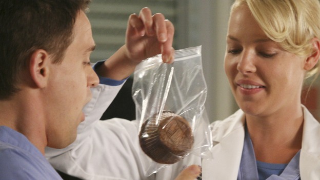 GREY'S ANATOMY - "Here Comes the Flood" - Izzie gives George a muffin for good luck, on "Grey's Anatomy," THURSDAY, OCTOBER 9 (9:00-10:01 p.m., ET) on the ABC Television Network. (ABC/DANNY FELD) T.R. KNIGHT, KATHERINE HEIGL, CHYLER LEIGH
