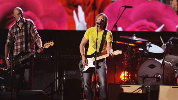 THE 44TH ANNUAL CMA AWARDS - THEATRE - "The 44th Annual CMA Awards" were broadcast live from the Bridgestone Arena in Nashville, WEDNESDAY, NOVEMBER 10 (8:00-11:00 p.m., ET) on the ABC Television Network. (ABC/KATHERINE BOMBOY)KEITH URBAN