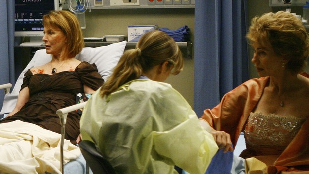 GREY'S ANATOMY - "Dream a Little Dream of Me" - Meredith takes care of one of three injured women, on "Grey's Anatomy," THURSDAY, SEPTEMBER 25 (9:00-11:00 p.m., ET) on the ABC Television Network. (ABC/SCOTT GARFIELD) T.R. KNIGHT, BERNADETTE PETERS, SARA RAMIREZ, MARIETTE HARTLEY, ELLEN POMPEO, KATHY BAKER