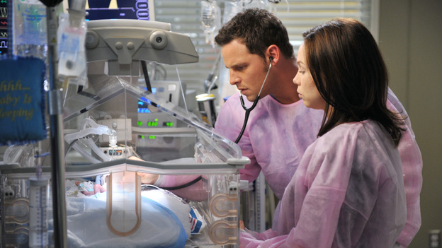 GREY'S ANATOMY - "The Lion Sleeps Tonight" - A lion breaks loose in Seattle, leaving a couple's lives and relationship at risk; Lexie overhears Mark's discussion about moving in with Julia; Teddy begins to take steps towards coming to terms with Henry's death; Callie grills Arizona on her past lovers; and Alex requests to be taken off Morgan's preemie case when she becomes too dependent on him. Meanwhile, Meredith tries to be a support for Cristina as the tension between her and Owen hits a boiling point, on Grey's Anatomy, THURSDAY, APRIL 5 (9:00-10:01 p.m., ET) on the ABC Television Network. (ABC/RICHARD FOREMAN)JUSTIN CHAMBERS, AMANDA FULLER