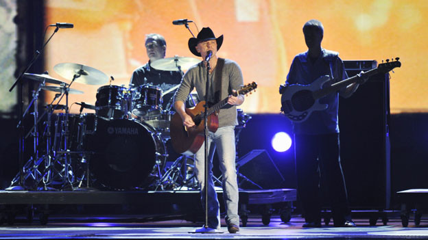 THE 44TH ANNUAL CMA AWARDS - THEATRE - "The 44th Annual CMA Awards" were broadcast live from the Bridgestone Arena in Nashville, WEDNESDAY, NOVEMBER 10 (8:00-11:00 p.m., ET) on the ABC Television Network. (ABC/KATHERINE BOMBOY)KENNY CHESNEY