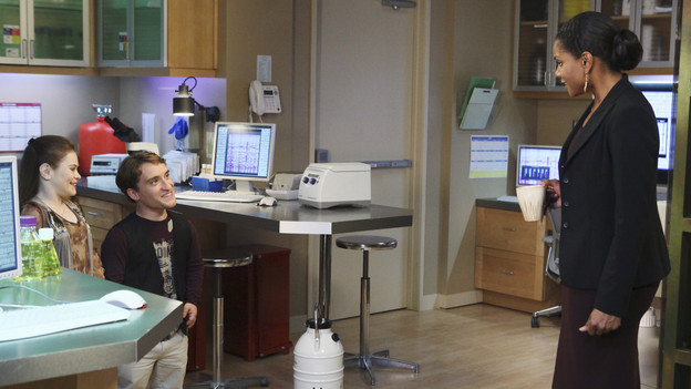 PRIVATE PRACTICE - "Slip Slidin' Away" - The doctors venture into controversial territory when an unexpected new hire at Pacific Wellcare causes Naomi to struggle with the idea of genetically designing babies and Violet makes a sudden decision to try electric shock therapy on a patient. Meanwhile Addison somehow finds herself alone and with a cat, on "Private Practice," THURSDAY, NOVEMBER 5 (10:01-11:00 p.m., ET) on the ABC Television Network. (ABC/DANNY FELD)KACIE BORROWMAN, NIC NOVICKI, AUDRA MCDONALD