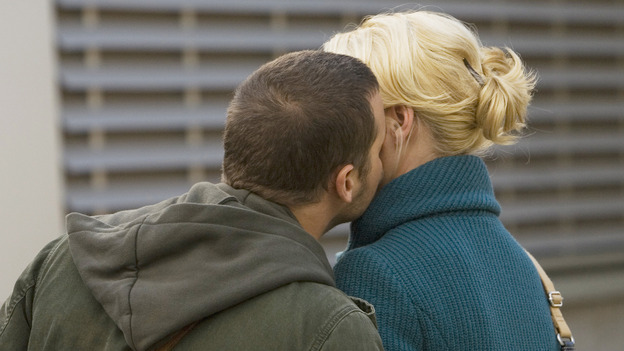 GREY'S ANATOMY - "These Ties That Bind" - Alex leans in to kiss Izzie, on "Grey's Anatomy," THURSDAY, NOVEMBER 13 (9:00-10:01 p.m., ET) on the ABC Television Network. (ABC/RANDY HOLMES) JUSTIN CHAMBERS, KATHERINE HEIGL