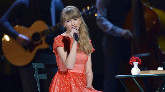 THE 46TH ANNUAL CMA AWARDS - THEATRE - "The 46th Annual CMA Awards" airs live THURSDAY, NOVEMBER 1 (8:00-11:00 p.m., ET) on ABC live from the Bridgestone Arena in Nashville, Tennessee. (ABC/KATHERINE BOMBOY-THORNTON)TAYLOR SWIFT