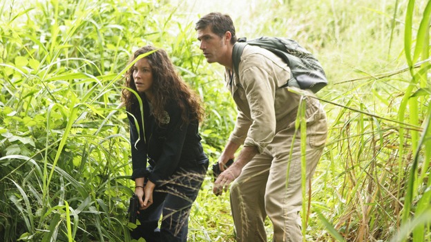 LOST - "Follow the Leader" - Jack and Kate find themselves at odds over the direction to take to save their fellow island survivors, Locke further solidifies his stance as leader of "The Others," and Sawyer and Juliet come under scrutiny from the Dharma Initiative, on "Lost," WEDNESDAY, MAY 6 (9:00-10:02 p.m., ET) on the ABC Television Network.  (ABC/MARIO PEREZ)EVANGELINE LILLY, MATTHEW FOX