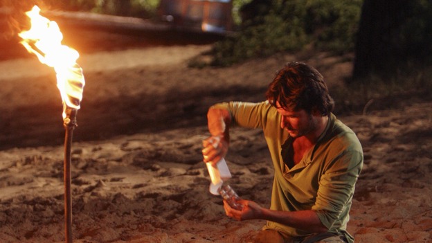 LOST - "Expos" - Hurley begins to suspect that Sawyer may be involved in an island mystery surrounding two fellow survivors, and Sun learns the truth about her past kidnapping attempt by "The Others," on "Lost," WEDNESDAY, MARCH 28 (10:00-11:00 p.m., ET), on the ABC Television Network. (ABC/MARIO PEREZ)RODRIGO SANTORO