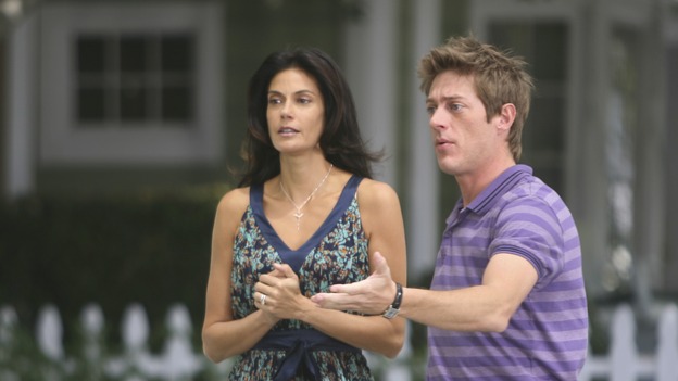 DESPERATE HOUSEWIVES - "If There's Anything I Can't Stand" - Susan introduces herself to her new neighbor. SUNDAY, OCTOBER 21 (9:00-10:01 p.m., ET) on the ABC Television Network.  (ABC/DANNY FELD) TERI HATCHER, KEVIN RAHM