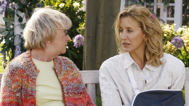 DESPERATE HOUSEWIVES - "Beautiful Girls" - Lynette is intrigued by a new neighbor and get sthe dirty from Mrs. McCluskey, on "Desperate Housewives," SUNDAY, NOVEMBER 19 (9:00-10:01 p.m., ET) on the ABC Television Network. (ABC/RON TOM) KATHRYN JOOSTEN, FELICITY HUFFMAN