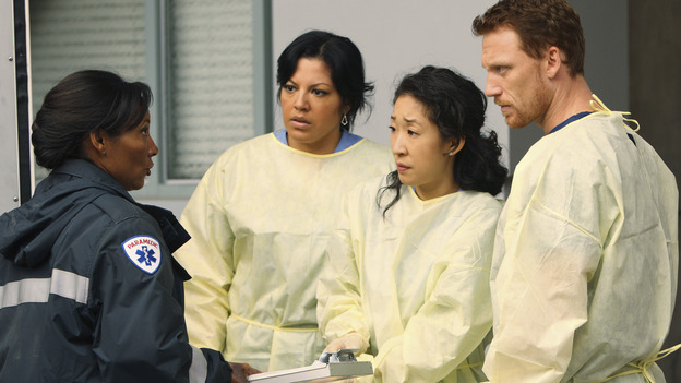 GREY'S ANATOMY - "These Ties That Bind" - Callie, Cristina and Owen get ready for a new trauma patient, on "Grey's Anatomy," THURSDAY, NOVEMBER 13 (9:00-10:01 p.m., ET) on the ABC Television Network. (ABC/CRAIG SJODIN) NICOLE CUMMINS, SARA RAMIREZ, SANDRA OH, KEVIN MCKIDD