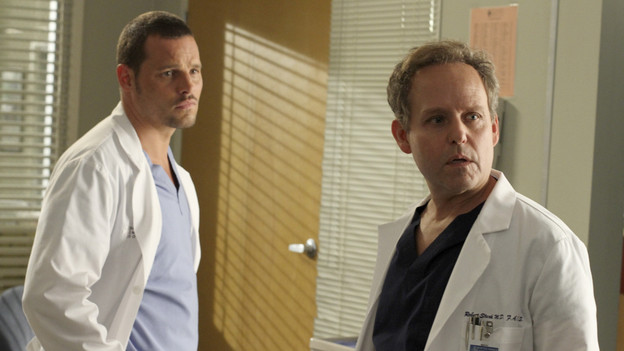 GREY'S ANATOMY - "Something's Gotta Give" - Top security measures go into place as a team of doctors, led by the Chief, try to save the life of a major policitcal figure from the Middle East. Meanwhile Cristina decides to finally decorate her new place and throw a housewarming party, and Alex shows up late from a weekend getaway to his first day of rounds with the new Pediatrics Attending, Dr. Phil Stark (guest star Peter MacNicol), on "Grey's Anatomy," THURSDAY, NOVEMBER 11 (9:00-10:01 p.m., ET) on the ABC Television Network. (ABC/RON TOM)JUSTIN CHAMBERS, PETER MACNICOL