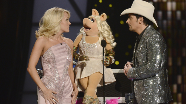 THE 45th ANNUAL CMA AWARDS - THEATRE - "The 45th Annual CMA Awards" broadcast live on ABC from the Bridgestone Arena in Nashville on WEDNESDAY, NOVEMBER 9 (8:00-11:00 p.m., ET). (ABC/KATHERINE BOMBOY-THORNTON)CARRIE UNDERWOOD, MISS PIGGY, BRAD PAISLEY