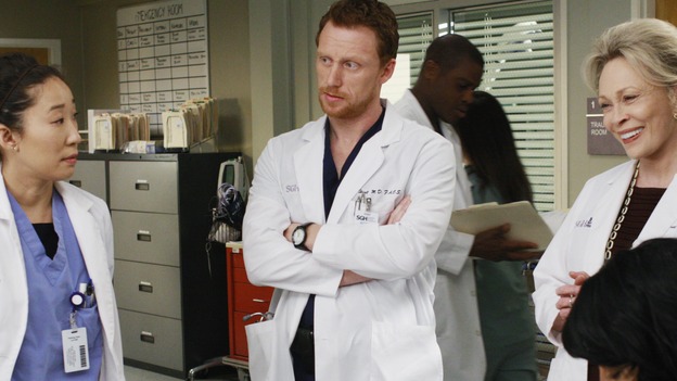 GREY'S ANATOMY - "An Honest Mistake" - SGH&nbsp;legend Dr. Margaret Campbell trades barbs with Cristina, on "Grey's Anatomy," THURSDAY, FEBRUARY 19 (9:00-10:02 p.m., ET) on the ABC Television Network. (ABC/RON TOM) SANDRA OH, KEVIN MCKIDD, FAYE DUNAWAY, SARA RAMIREZ