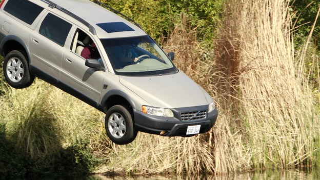 DESPERATE HOUSEWIVES - "Liaisons" - Ian and Susan's car lunging into a lake, on "Desperate Housewives," SUNDAY, APRIL 15 (9:00-10:01 p.m., ET) on the ABC Television Network. (ABC/RON TOM) SUSAN AND IAN LANDING IN THE LAKE