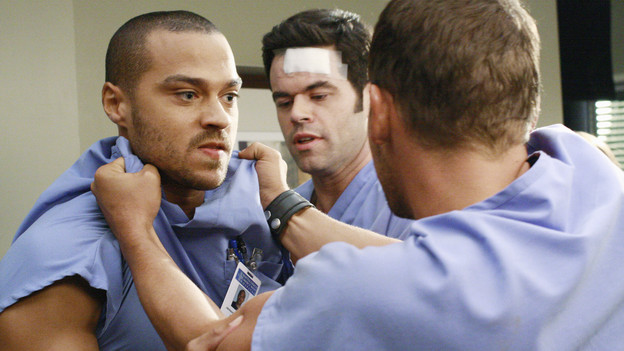 GREY'S ANATOMY - "I Saw What I Saw" - After a burn victim unexpectedly dies in the midst of a chaotic ER, the Chief and board member Jennings interrogate the residents to find the culprit, as all the Mercy West and Seattle Grace resident defends their actions in an effort to save their jobs, on "Grey's Anatomy," THURSDAY, OCTOBER 22 (9:00-10:01 p.m., ET) on the ABC Television Network. (ABC/RON TOM)JESSE WILLIAMS, ROBERT BAKER, JUSTIN CHAMBERS