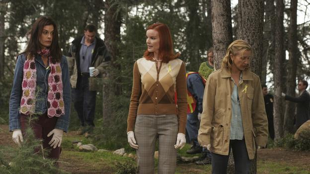 DESPERATE HOUSEWIVES - "Move On" - Edie organizes a neighborhood search for the missing Mrs. Huber, just as the absent busybody's sister (guest star Harriet Sansom Harris) arrives on Wisteria Lane. Meanwhile, Bree resigns herself to her marital state and asks an attractive pharmacist (Tony Award-winning actor Roger Bart) on a date; Susan's ex, Karl (guest star Richard Burgi), suddenly reappears in her life; Lynette fears that Tom is attracted to the new nanny (guest star Marla Sokoloff); and Gabrielle sinks to new depths - she gets a job -- on "Desperate Housewives," SUNDAY, JANUARY 9 (9:00-10:00 p.m., ET), on the ABC Television Network. (ABC/DANNY FELD)TERI HATCHER, MARCIA CROSS, FELICITY HUFFMAN