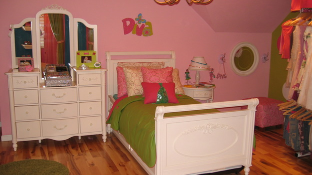EXTREME MAKEOVER HOME EDITION - "Farina Family," - Girls' Bedroom, on "Extreme Makeover Home Edition," Sunday, November 12th on the ABC Television Network.