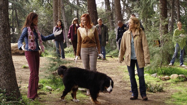DESPERATE HOUSEWIVES - "Move On" - Edie organizes a neighborhood search for the missing Mrs. Huber, just as the absent busybody's sister (guest star Harriet Sansom Harris) arrives on Wisteria Lane. Meanwhile, Bree resigns herself to her marital state and asks an attractive pharmacist (Tony Award-winning actor Roger Bart) on a date; Susan's ex, Karl (guest star Richard Burgi), suddenly reappears in her life; Lynette fears that Tom is attracted to the new nanny (guest star Marla Sokoloff); and Gabrielle sinks to new depths - she gets a job -- on "Desperate Housewives," SUNDAY, JANUARY 9 (9:00-10:00 p.m., ET), on the ABC Television Network. (ABC/DANNY FELD)TERI HATCHER, MARCIA CROSS, FELICITY HUFFMAN