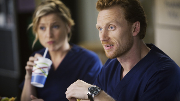GREY'S ANATOMY - "New History"- When Owen recruits his fellow Iraqi War vet, Dr. Teddy Altman, as the new cardiothoracic surgeon, Cristina questions Teddy's abilities in the OR and the nature of their past relationship. Meanwhile Izzie returns to Seattle Grace with her high school mentor seeking treatment for his dementia, and the stress of Richard's responsibilities, post-merger, are taking their toll, on "Grey's Anatomy," THURSDAY, NOVEMBER 12 (9:00-10:01 p.m., ET) on the ABC Television Network. (ABC/RANDY HOLMES)JESSICA CAPSHAW, KEVIN MCKIDD