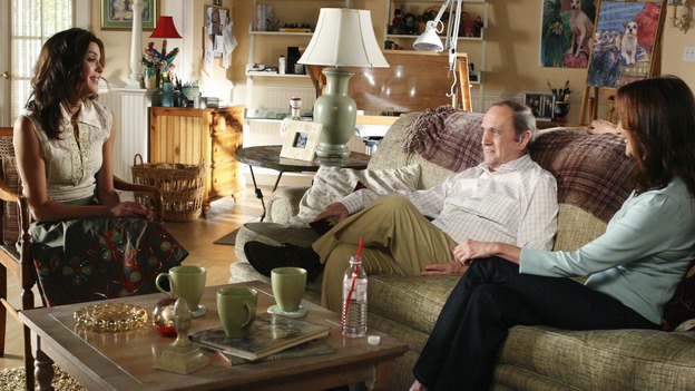 DESPERATE HOUSEWIVES - "I Must Be Dreaming" - Gabrielle revisits her past when old friends come to town, Morty (guest star Bob Newhart) helps Susan out of a jam, and the Scavos learn more about the new neighbors, on "Desperate Housewives," SUNDAY, OCTOBER XXXXX (9:00-10:01 p.m., ET) on the ABC Television Network. (ABC/DANNY FELD)TERI HATCHER, BOB NEWHART, LESLEY ANN WARREN