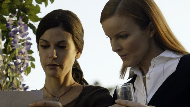 DESPERATE HOUSEWIVES -  (ABC/PETER "HOPPER" STONE) TERI HATCHER, MARCIA CROSS