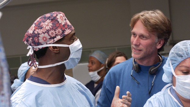 101609_2848 -- GREY'S ANATOMY - "THE FIRST CUT IS THE DEEPEST" (ABC/RON TOM)ISAIAH WASHINGTON, PETER HORTON - BEHIND THE SCENES