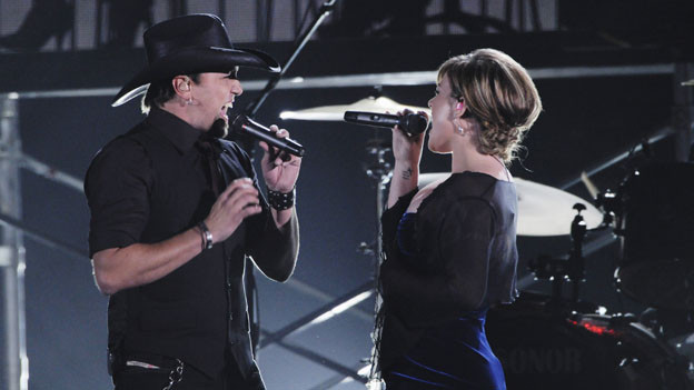 THE 44TH ANNUAL CMA AWARDS - THEATRE - "The 44th Annual CMA Awards" were broadcast live from the Bridgestone Arena in Nashville, WEDNESDAY, NOVEMBER 10 (8:00-11:00 p.m., ET) on the ABC Television Network. (ABC/KATHERINE BOMBOY)JASON ALDEAN, KELLY CLARKSON