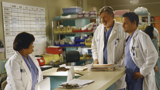 GREY'S ANATOMY - "Let the Truth Sting" - The new interns are dazzled by the skill level of fellow intern George, while Lexie helps keep his "repeater" status a secret; Meredith half-heartedly helps Lexie with her first emergency patient; Sloan and Richard attempt a radical, new surgery to save a woman's ability to speak; and George is compelled to tell Callie of his past indiscretion with Izzie, on "Grey's Anatomy," THURSDAY, OCTOBER 11 (9:00-10:01 p.m., ET) on the ABC Television Network. (ABC/SCOTT GARFIELD)CHANDRA WILSON, EDWARD HERMANN, JUSTIN CHAMBERS