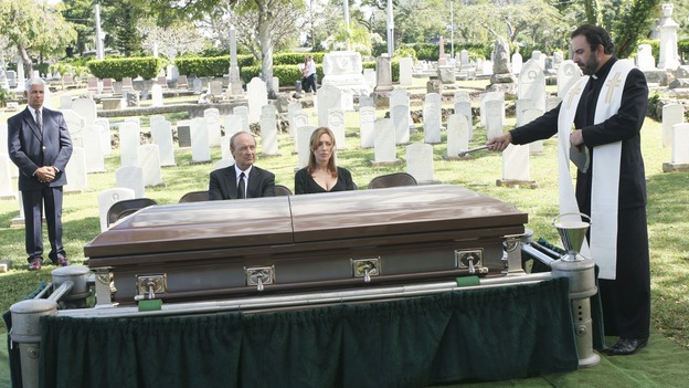 LOST- "Lockdown" (ABC/MARIO PEREZ)TERRY O'QUINN, KATEY SAGAL, GEOFFREY RIVAS