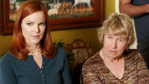DESPERATE HOUSEWIVES - "The Sun Won't Set" (ABC/RON TOM)MARCIA CROSS, KATHRYN JOOSTEN