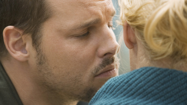 GREY'S ANATOMY - "These Ties That Bind" - Alex moves in to kiss Izzie, on "Grey's Anatomy," THURSDAY, NOVEMBER 13 (9:00-10:01 p.m., ET) on the ABC Television Network. (ABC/RANDY HOLMES) JUSTIN CHAMBERS, KATHERINE HEIGL