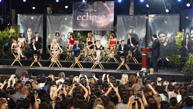 JIMMY KIMMEL LIVE'S TWILIGHT SAGA: TOTAL ECLIPSE OF THE HEART - Jimmy Kimmel welcomes Twilight stars Robert Pattinson, Kristen Stewart, Taylor Lautner and many others in a primetime special  "Jimmy Kimmel Live's Twilight Saga: Total Eclipse of the Heart" to air WEDNESDAY, JUNE 23 at 10 p.m., ET/PT on ABC. (ABC/MICHAEL DESMOND)BRYCE DALLAS HOWARD, JULIA JONES, PETER FACINELLI, ALEX MERAZ, DAKOTA FANNING, CHASKE SPENCER, ELIZABETH REASER, TAYLOR LAUTNER, ASHLEY GREENE, KRISTEN STEWART, NIKKI REED, ROBERT PATTINSON, XAVIER SAMUEL, JIMMY KIMMEL
