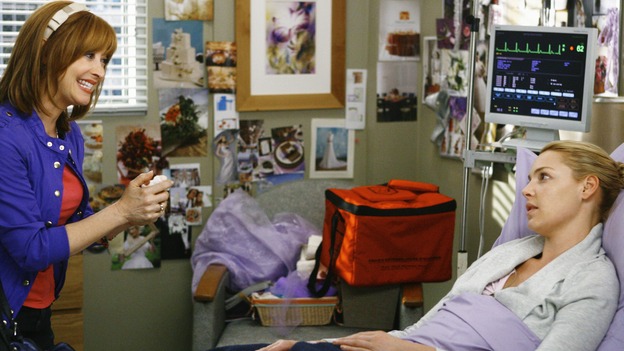 GREY'S ANATOMY - "Not Good at Saying Sorry (One More Chance)" - Izzie's surprised by the sudden appearance of her mother, Robbie, on "Grey's Anatomy," THURSDAY, APRIL 30 (9:00-10:02 p.m., ET) on the ABC Television Network. (ABC/SCOTT GARFIELD) SHARON LAWRENCE, KATHERINE HEIGL