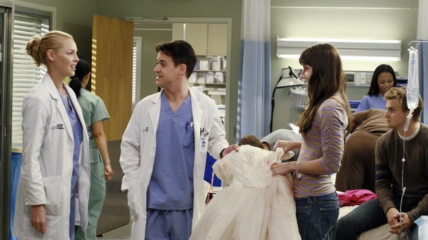 GREY'S ANATOMY - "Kung Fu Fighting" - With his marriage in turmoil, the Chief turns to his fellow male surgeons for a "gentleman's evening," Cristina and Izzie heatedly compete for the same surgeries and the favor of the doctor performing them, Meredith treats the survivor of a skydiving accident, and the doctors treat two injured finalists who are competing in a promotional competition, on "Grey's Anatomy," THURSDAY, NOVEMBER 1 (9:00-10:07 p.m., ET) on the ABC Television Network. (ABC/RON TOM)KATHERINE HEIGL, T.R. KNIGHT, CHRYSSIE WHITEHEAD, TOMMY DEWEY