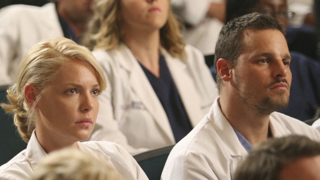 GREY'S ANATOMY - "Here Comes the Flood" - Alex and Izzie listen to the Chief lay out his new rules for SGH, on "Grey's Anatomy," THURSDAY, OCTOBER 9 (9:00-10:01 p.m., ET) on the ABC Television Network. (ABC/DANNY FELD) ERIC DANE (BACKGROUND), KATHERINE HEIGL, BROOKE SMITH, JUSTIN CHAMBERS