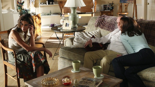 DESPERATE HOUSEWIVES - "I Must Be Dreaming" - Gabrielle revisits her past when old friends come to town, Morty (guest star Bob Newhart) helps Susan out of a jam, and the Scavos learn more about the new neighbors, on "Desperate Housewives," SUNDAY, OCTOBER XXXXX (9:00-10:01 p.m., ET) on the ABC Television Network. (ABC/DANNY FELD)TERI HATCHER, BOB NEWHART, LESLEY ANN WARREN