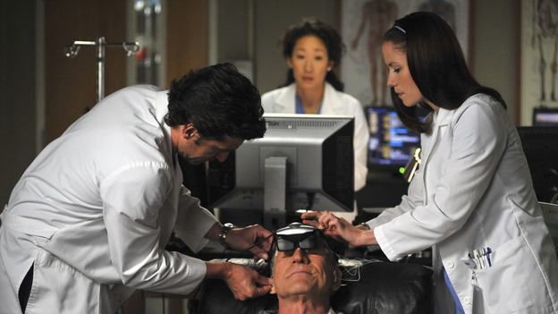 GREY'S ANATOMY- "Here Comes the Flood" - Lexie assists with a patient after her photographic memory helps her make the correct diagnosis, on "Grey's Anatomy," THURSDAY, OCTOBER 9 (9:00-10:01 p.m., ET) on the ABC Television Network. (ABC/ERIC McCANDLESS) PATRICK DEMPSEY, SANDRA OH (BACKGROUND), DANIEL J. TRAVANTI, CHYLER LEIGH