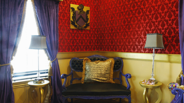 EXTREME MAKEOVER: HOME EDITION - "Johnson Family" -- To match the sound of joy and laughter in the Houston, Texas home of Eric and Elaine Johnson and their five daughters, this episode of "Extreme Makeover: Home Edition" will be filled with tears of joy. Along with help from some top comedians, including Cedric the Entertainer, Tommy Davidson, Ralphie May, Paul Rodriguez and fashion model Brooklyn Decker, the design team guarantee that the audience will be laughing instead of crying throughout this episode of "Extreme Makeover: Home Edition," SUNDAY, OCTOBER 10 (8:00-9:00 p.m., ET) on ABC. (ABC/VIVIAN ZINK)