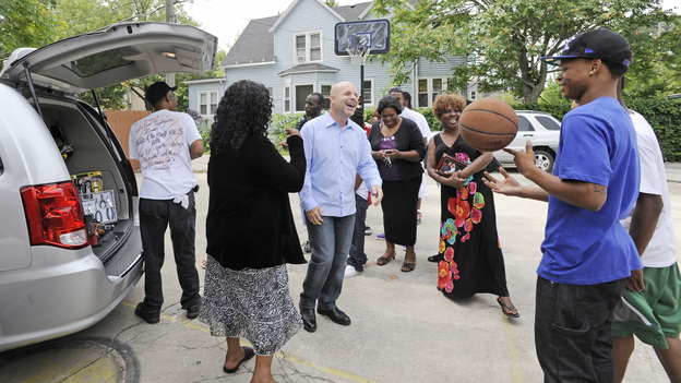 SECRET MILLIONAIRE - "Steve Kaplan: Chicago, IL" -- On this week's episode of "Secret Millionaire," self-made multi-millionaire and author Steve Kaplan will travel locally via the famous "El" from his luxury home and lifestyle to the south-side of Chicago, an area stricken by gang violence, poverty and despair. During his weeklong stay, Kaplan will try to survive on the equivalent of welfare assistance. Leaving his teenage children and sheltered life behind, he will seek out deserving people and organizations that are making a real difference in the community -- including an after-school program to keep children off the streets, a low-income senior citizen living community, and a charity that collects everyday items to give to those less fortunate -- and ultimately surprise these heroes with donations of hundreds of thousands of dollars from his own bank account, on "Secret Millionaire" SUNDAY, JULY 1 (8:00-9:00 p.m., ET) on The ABC Television Network. (ABC/JEAN WHITESIDE)DIANE LATIKER, STEVE KAPLAN