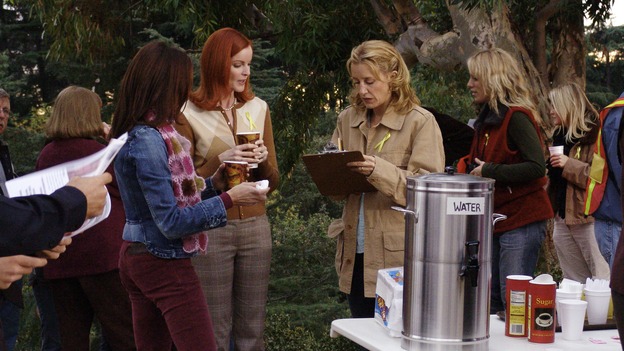 DESPERATE HOUSEWIVES - "Move On" - Edie organizes a neighborhood search for the missing Mrs. Huber, just as the absent busybody's sister (guest star Harriet Sansom Harris) arrives on Wisteria Lane. Meanwhile, Bree resigns herself to her marital state and asks an attractive pharmacist (Tony Award-winning actor Roger Bart) on a date; Susan's ex, Karl (guest star Richard Burgi), suddenly reappears in her life; Lynette fears that Tom is attracted to the new nanny (guest star Marla Sokoloff); and Gabrielle sinks to new depths - she gets a job -- on "Desperate Housewives," SUNDAY, JANUARY 9 (9:00-10:00 p.m., ET), on the ABC Television Network. (ABC/DANNY FELD)TERI HATCHER, MARCIA CROSS, FELICITY HUFFMAN