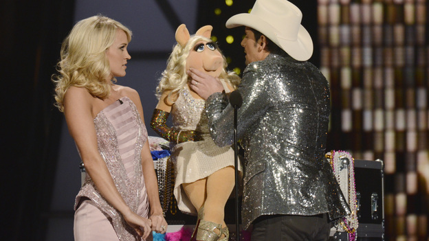 THE 45th ANNUAL CMA AWARDS - THEATRE - "The 45th Annual CMA Awards" broadcast live on ABC from the Bridgestone Arena in Nashville on WEDNESDAY, NOVEMBER 9 (8:00-11:00 p.m., ET). (ABC/KATHERINE BOMBOY-THORNTON)CARRIE UNDERWOOD, MISS PIGGY, BRAD PAISLEY