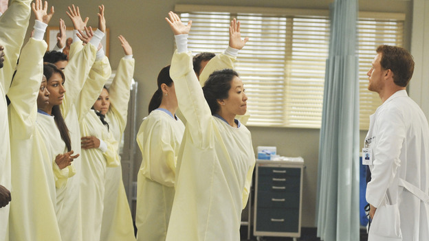 GREY'S ANATOMY - "Life During Wartime" - Dr. Owen Hunt teaches an unusual lesson in trauma medicine to the doctors of Seattle Grace, on "Grey's Anatomy," THURSDAY, OCTOBER 30 (9:00-10:01 p.m., ET) on the ABC Television Network." (ABC/ERIC MCCANDLESS) CHYLER LEIGH (OBSCURED), SANDRA OH, KEVIN MCKIDD