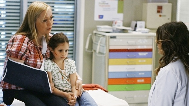 GREY'S ANATOMY - "Not Good at Saying Sorry (One More Chance)" - Meredith examines a young patient and her mother, on "Grey's Anatomy," THURSDAY, APRIL 30 (9:00-10:02 p.m., ET) on the ABC Television Network. (ABC/SCOTT GARFIELD) NINA SIEMASZKO, DESTINY WHITLOCK, ELLEN POMPEO