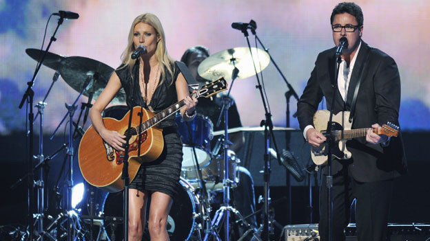 THE 44TH ANNUAL CMA AWARDS - THEATRE - "The 44th Annual CMA Awards" were broadcast live from the Bridgestone Arena in Nashville, WEDNESDAY, NOVEMBER 10 (8:00-11:00 p.m., ET) on the ABC Television Network. (ABC/KATHERINE BOMBOY)GWYNETH PALTROW, VINCE GILL